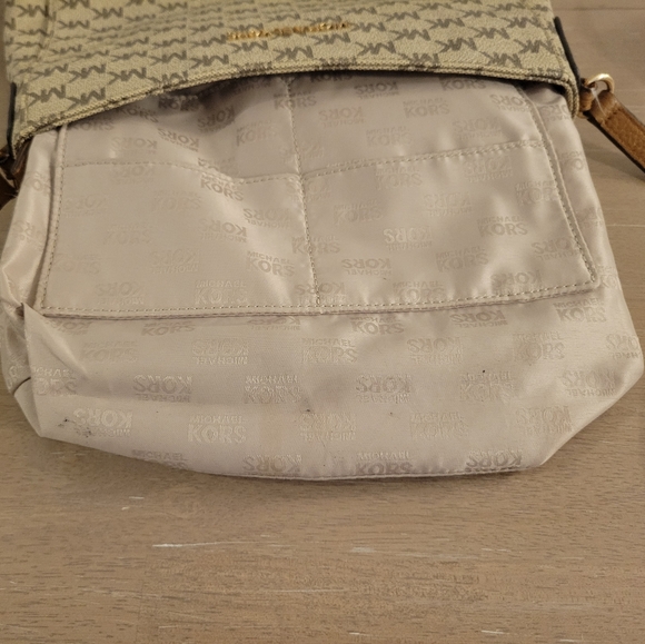 Michael Kors Jet Set Travel Large Messenger - Picture 10 of 15